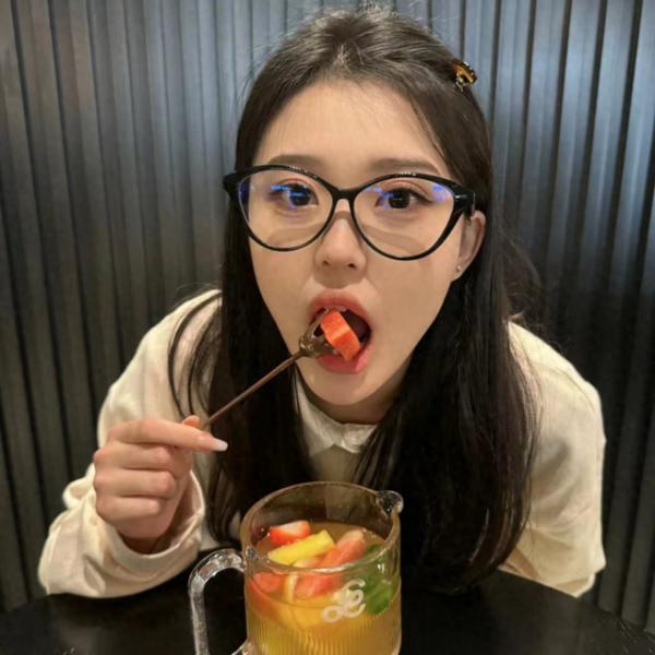 拿柜配资 告别呆板眼镜！这4款镜框显脸小绝了，不化妆也能出门！