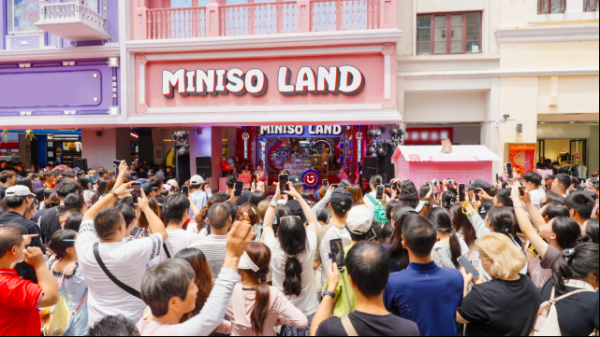 江苏配资网 名创优品华南首家MINISO LAND开业  IP产品占比近九成